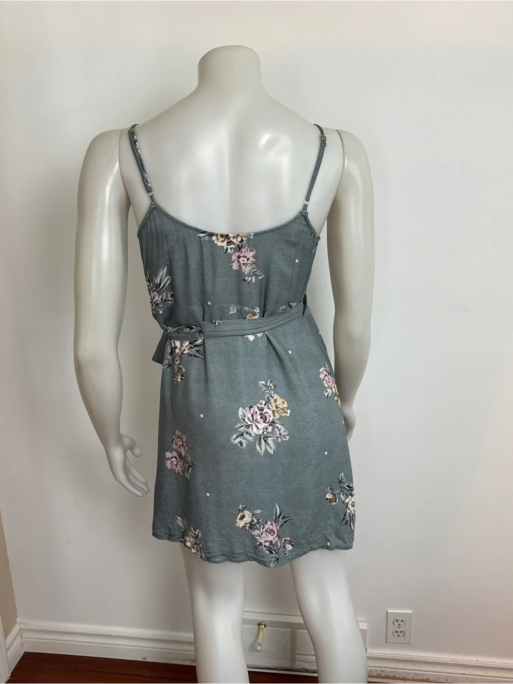 SALTWATER LUXE - Floral Wrap Mini Dress with adjustable straps. Medium - Picture 8 of 10
